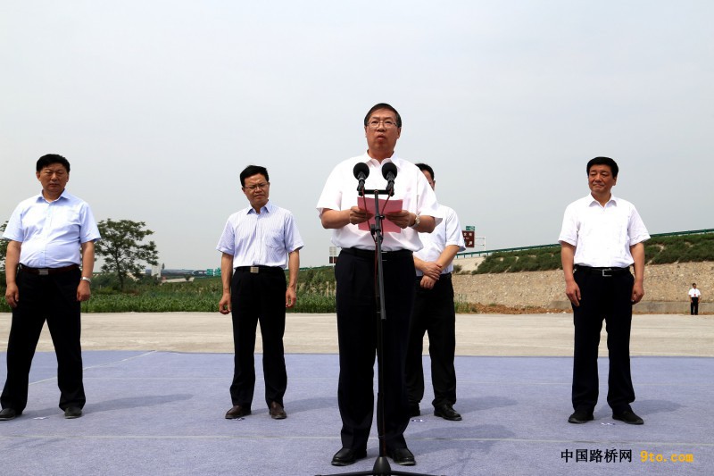 点击打开原图 图为中国铁建总裁庄尚标在合铜、吴华高速公路项目开工仪式发表重要讲话