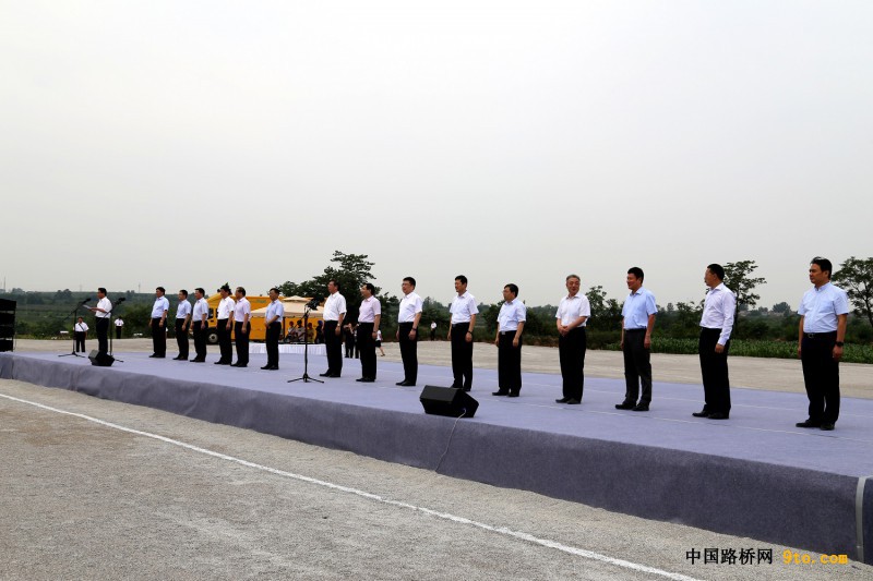 点击打开原图 图为为合铜、吴华高速公路项目开工仪式现场1